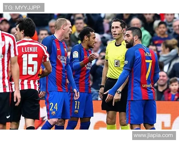 足球基本裁判的职责与技巧解析助你成为优秀裁判员的必备指南